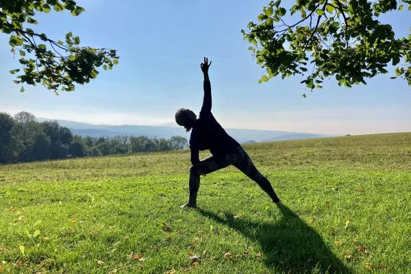 FLOW YOGA: Ganzheitliches Training für Körper und Geist zur Kräftigung der tiefen Rumpfmuskulatur. Geeignet für alle Alters- und Fitnessniveaus, mit Kursstart im Juni 2024 bei physio active in Lenzburg.